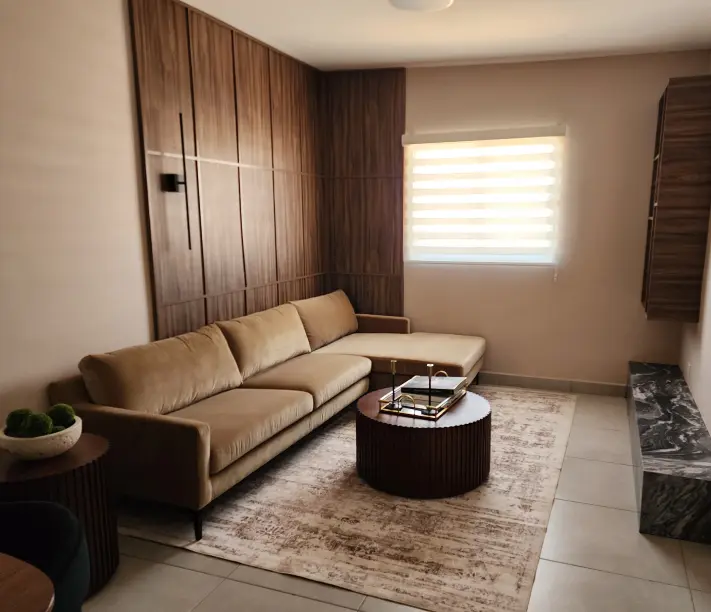 Elegante espacio de sala Residencial El Marqués Sección Pórtago