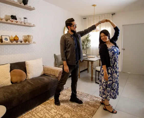 Familia disfrutando de la comodidad y elegancia de Residencial El Marqués Sección Pórtago