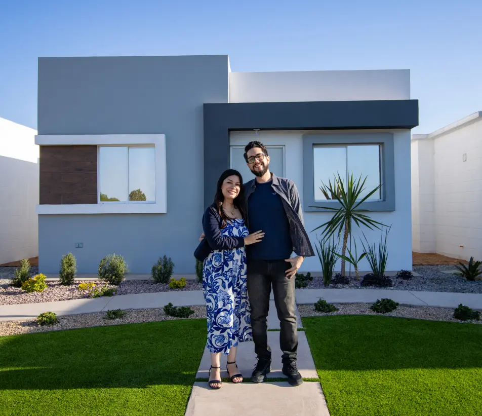 Familia frente a su nueva casa en Residencial El Marqués Sección Pórtago