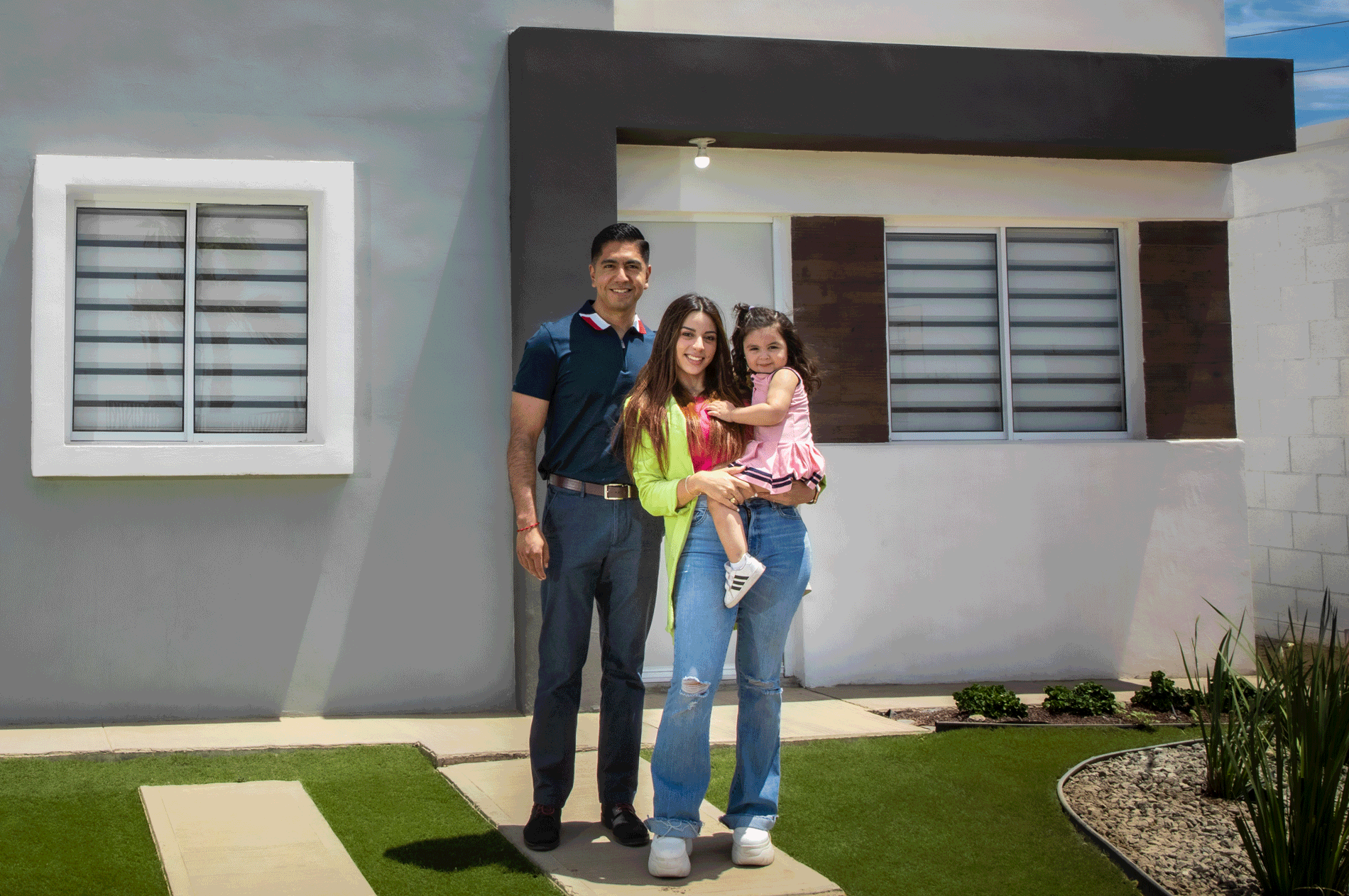 Familia feliz frente a casa en Fontalba Residencial