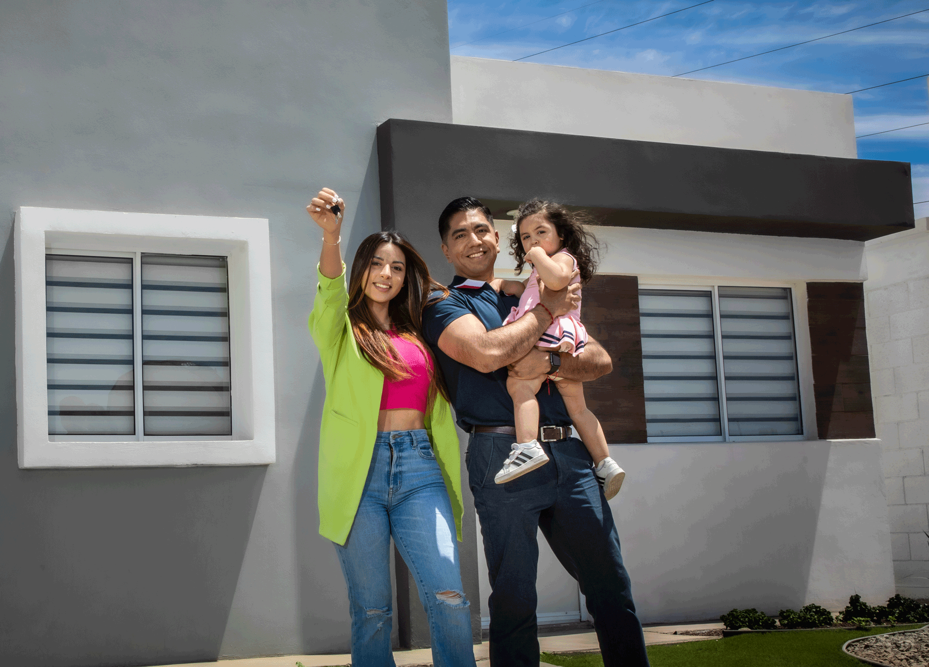 Familia feliz frente a casa en Fontalba Residencial sosteniendo llaves de casa