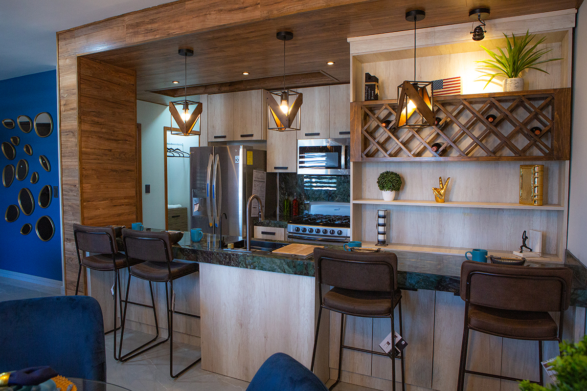 Espacio de cocina con paredes en tono azul y barra.