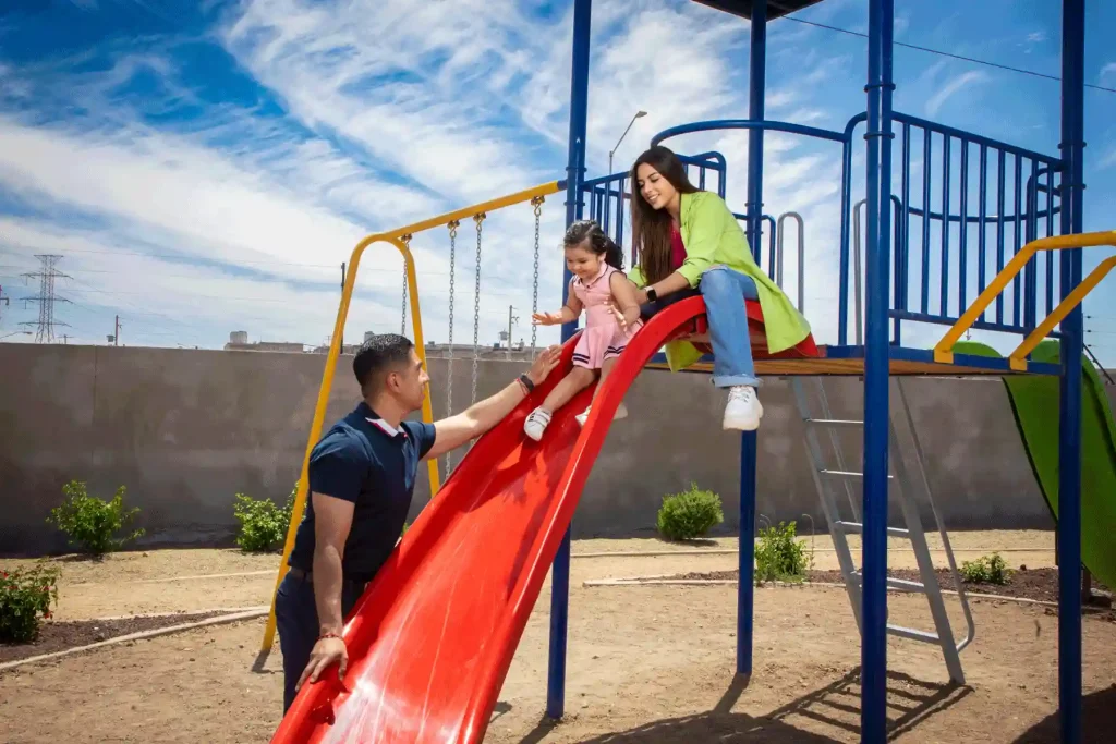 Familia jugando en área de juegos en Fontalba Residencial