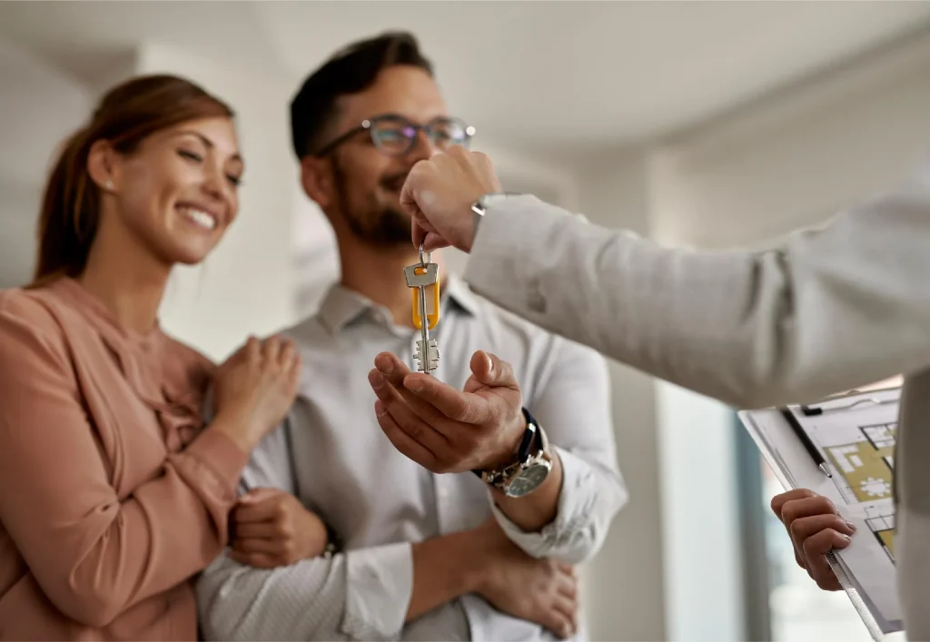 pareja de recien casados recibiendo llaves de su casa nueva en mexicali