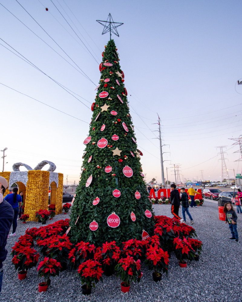 Árbol navideño decorado para el evento.