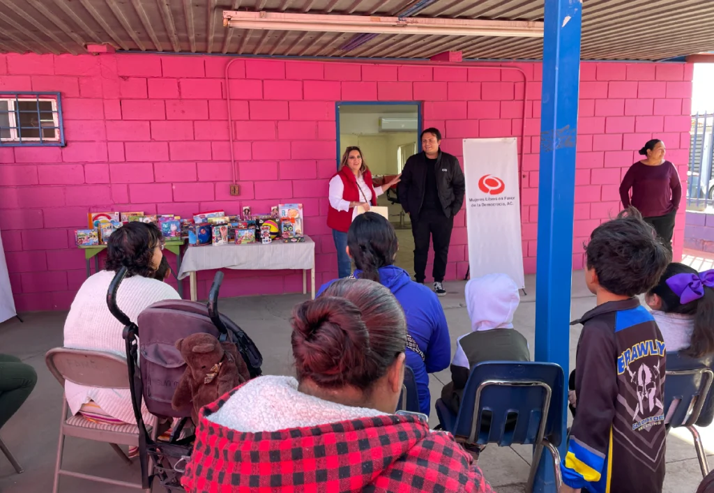 Equipo de Exe haciendo donaciones para Mujeres Líderes en Favor de la Democracia, A.C.