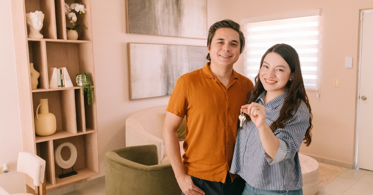 Pareja estrenando su nueva casa.