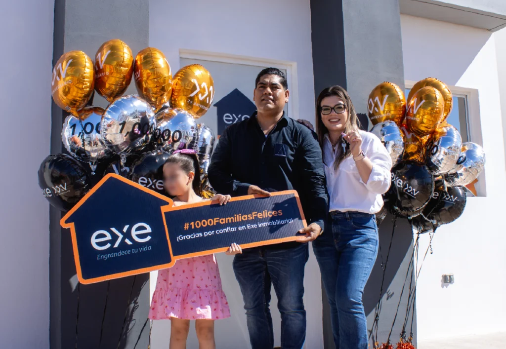 Casa 1,000: Familia con las llaves de su neuvo hogar