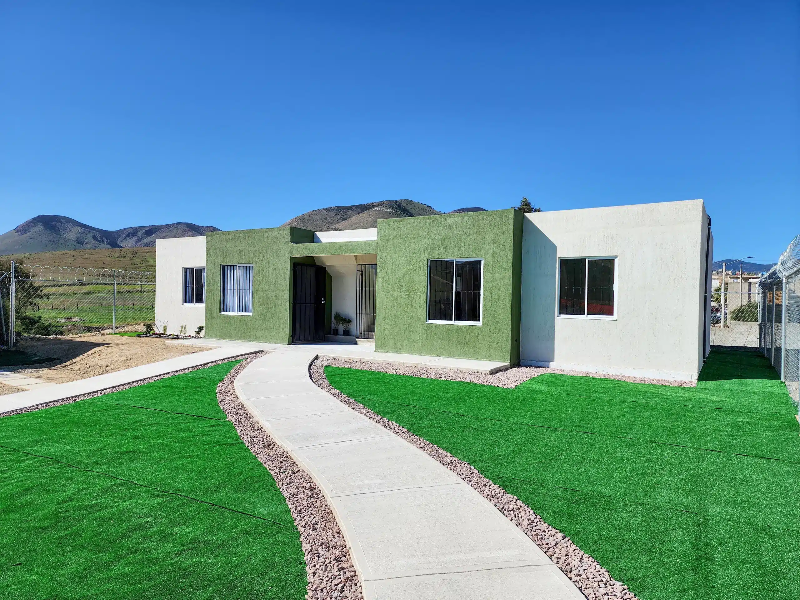 Familia comprando casa con crédito hipotecario