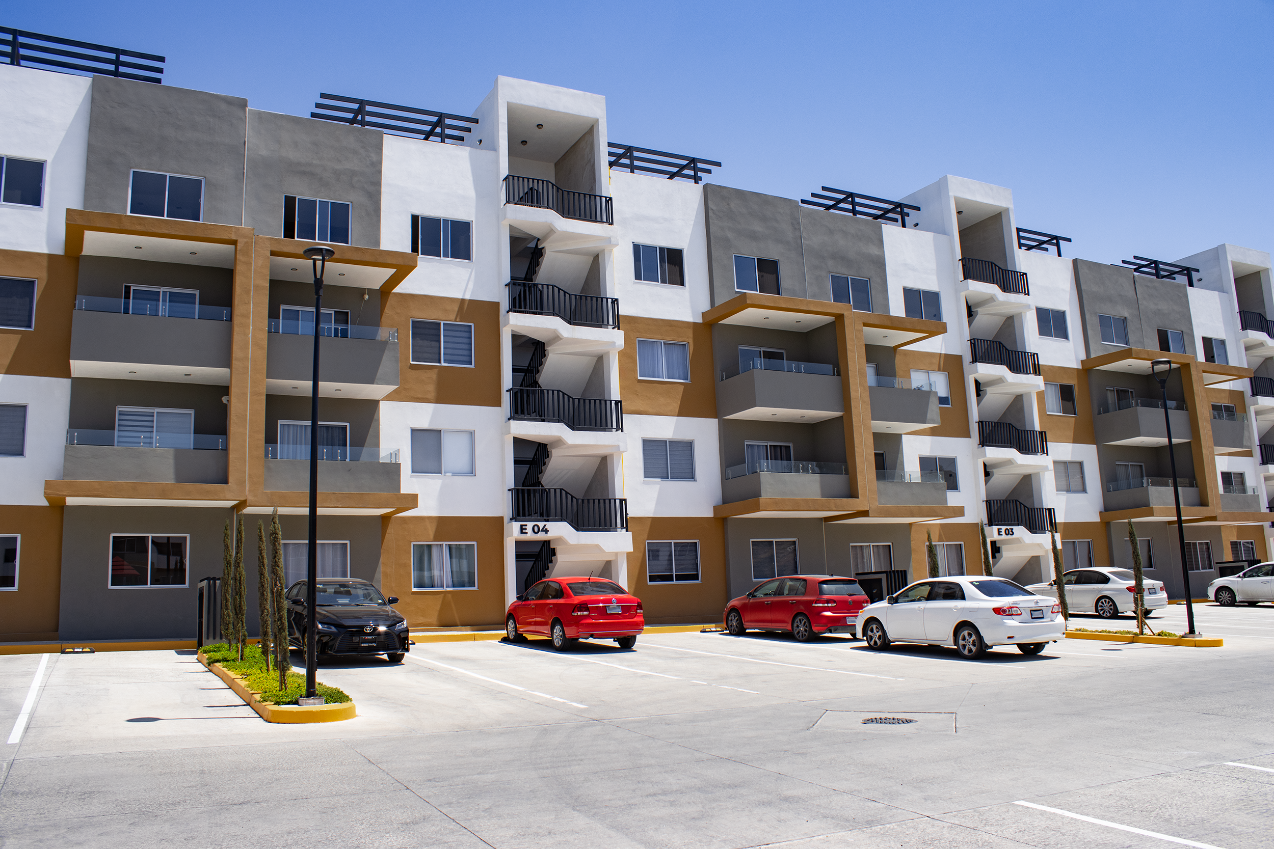 Asesor Fovissste orientando a trabajador