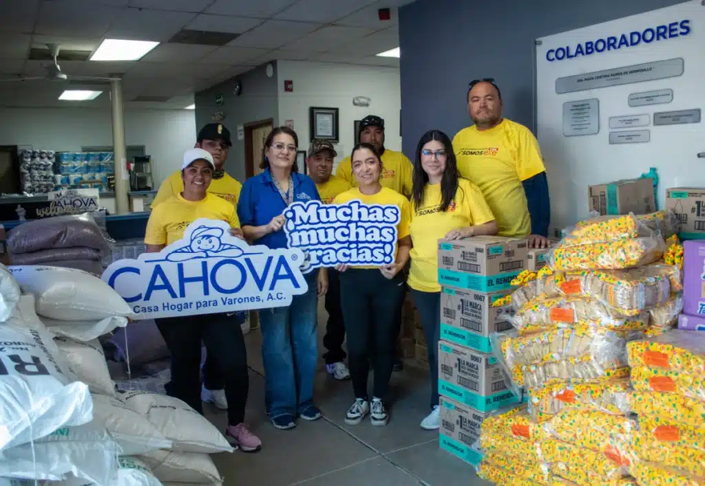 Equipo Exe y Hermosillo entregando Despensas en CAHOVA