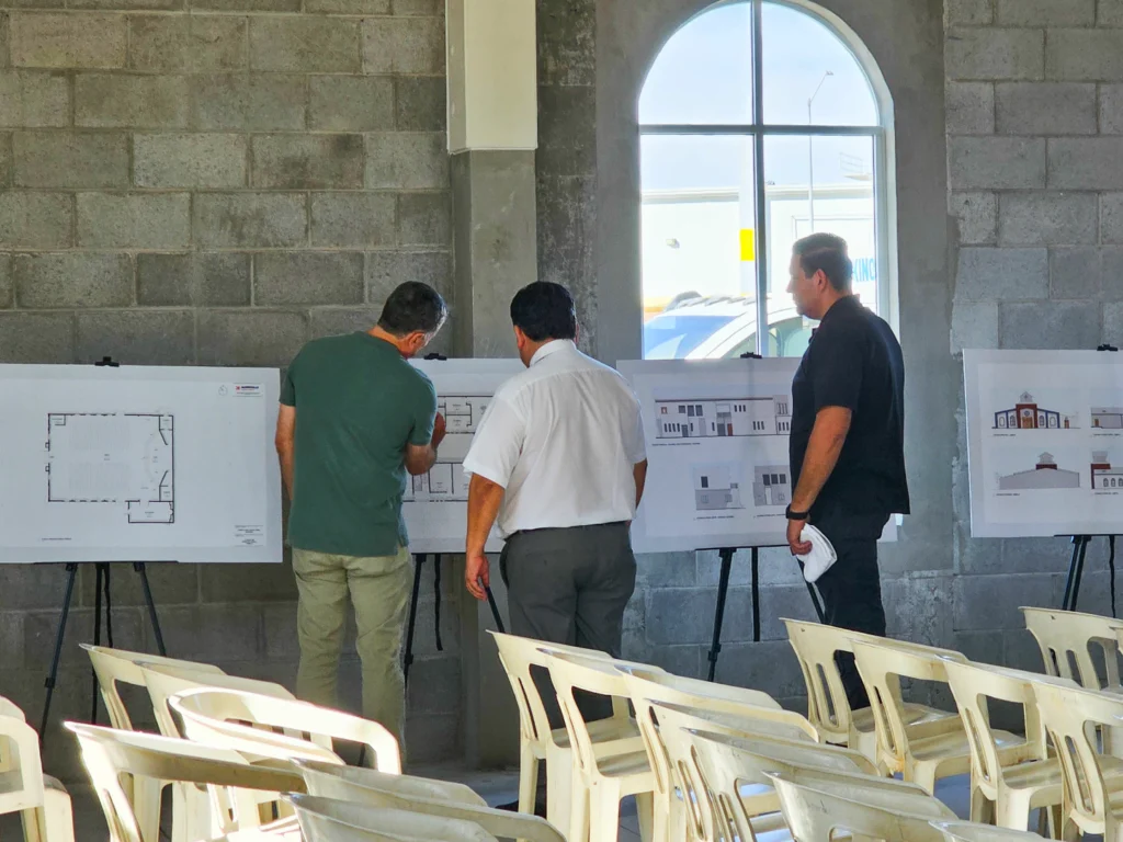 Asistentes mirando los planos del nuevo templo San Judas Tadeo