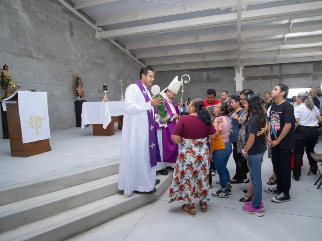 Obispo de Mexicali bendiciendo a asistentes en nuevo templo de privadas condesa