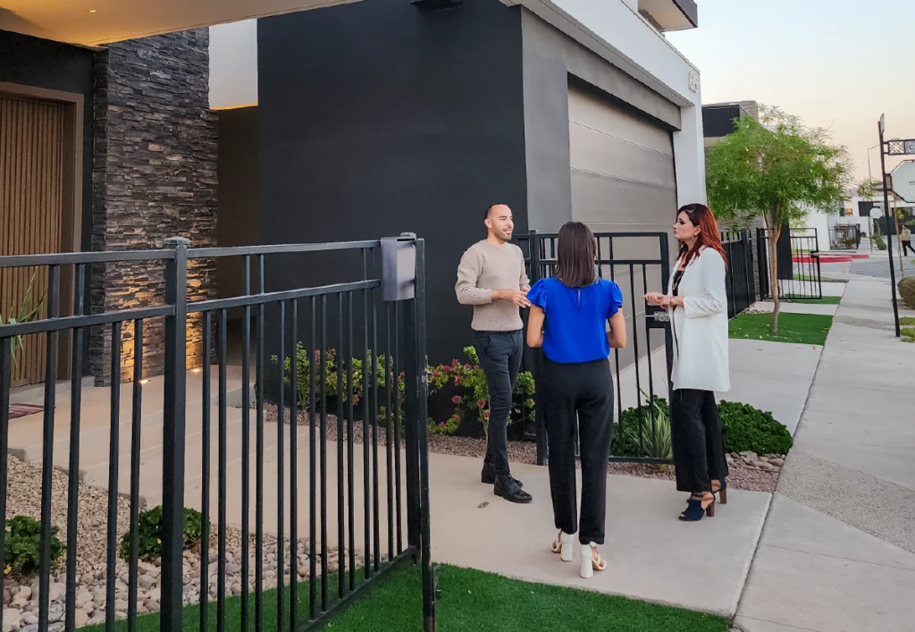 Asesor de Exe hablando con nuevos residentes en Antea Residencial