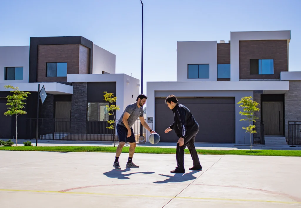 Residentes utilizando cacha de Basquet en Antea Residencial