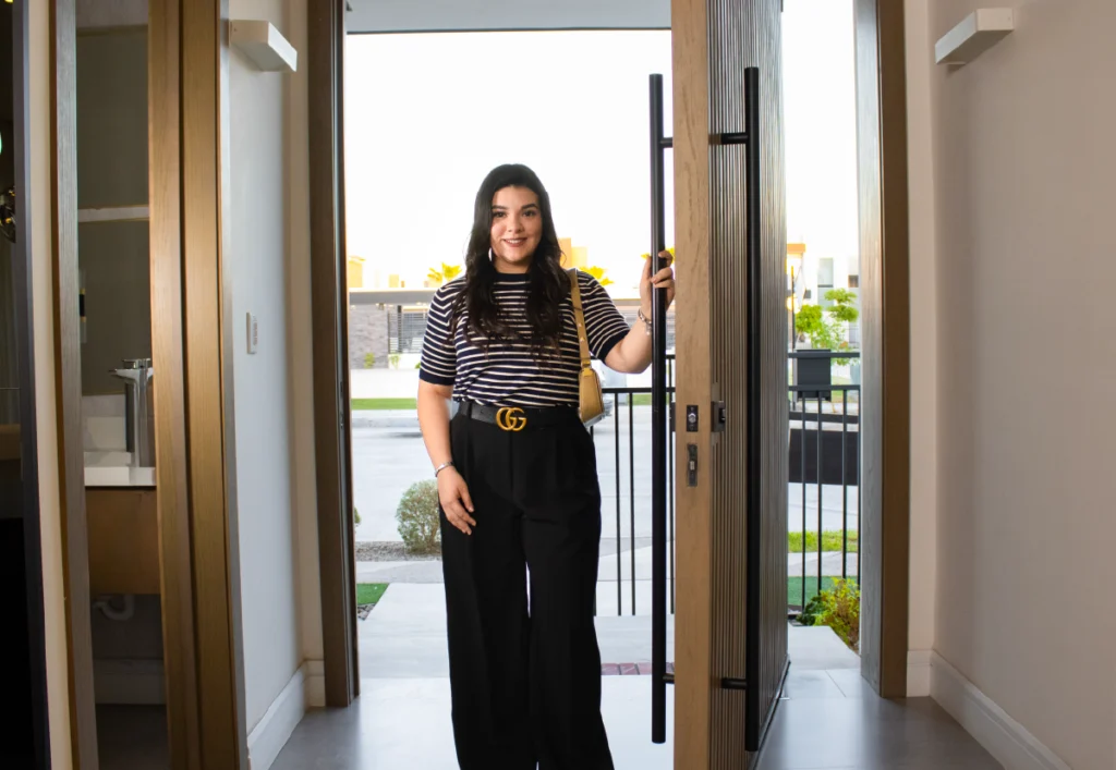 Chica entrando a su nuevo Hogar en Antea Residencial 