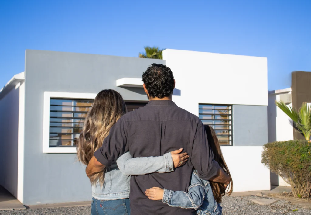 Familia disfrutando de su nueva casa en uno de los nuevos fraccionamientos en México 